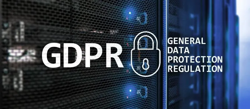 Racks de servidores con el texto GDPR, un icono de candado y el desarrollo de las siglas en inglés